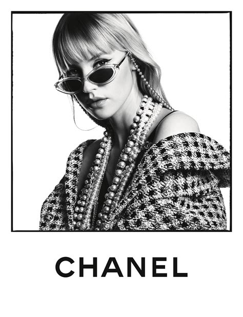 occhiali da sole chanel con scritta|occhiali Chanel primavera estate 2020.